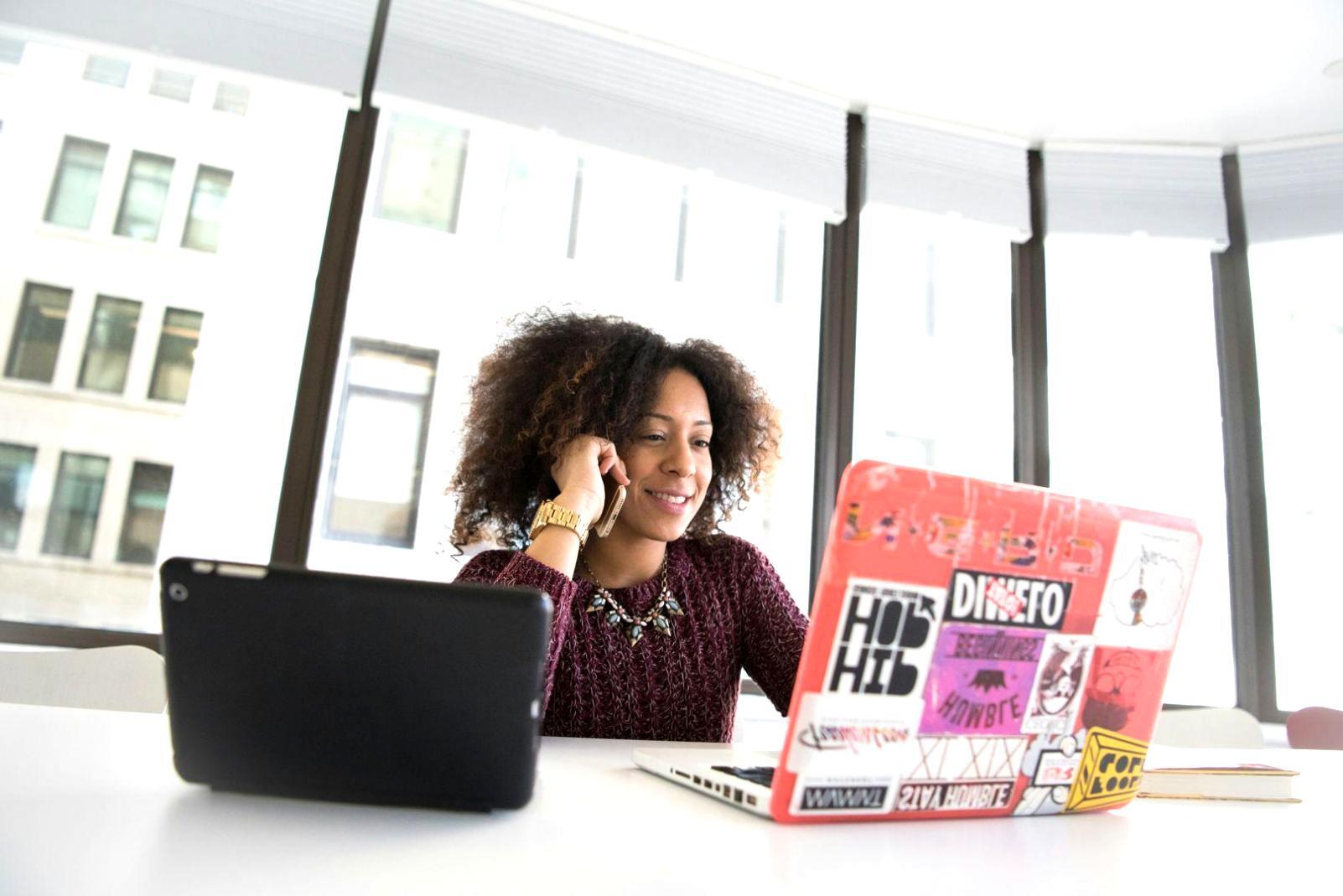 Professionelle Arbeitsumgebung mit Finanzanalyse und Dokumenten