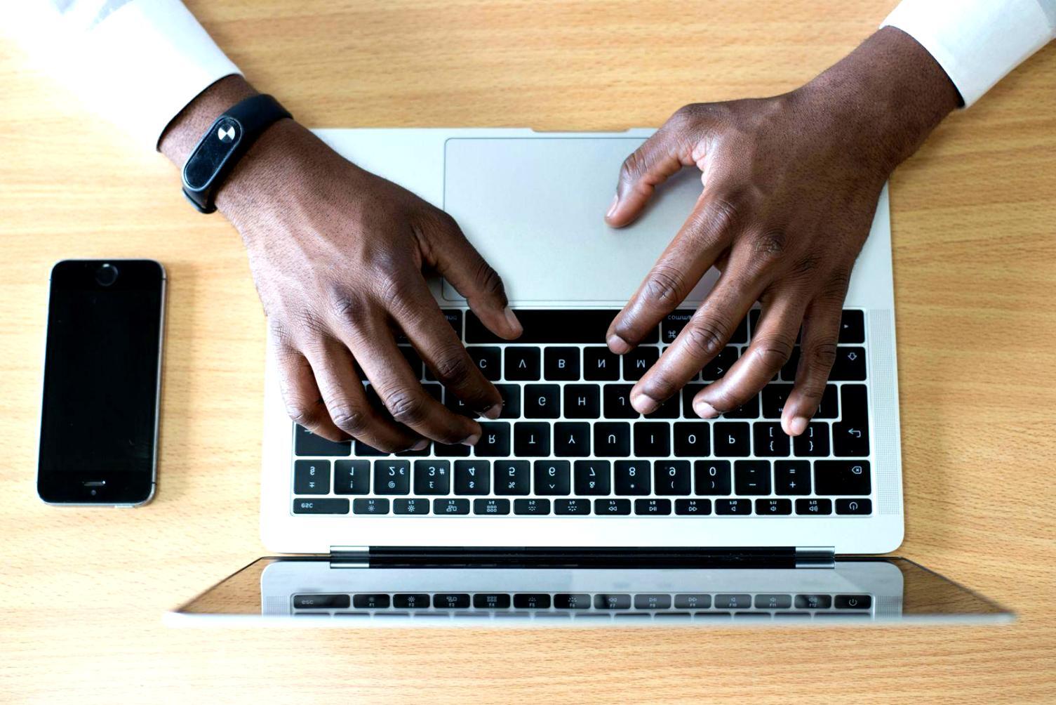 Moderne Büroumgebung mit Finanzteam bei der Arbeit