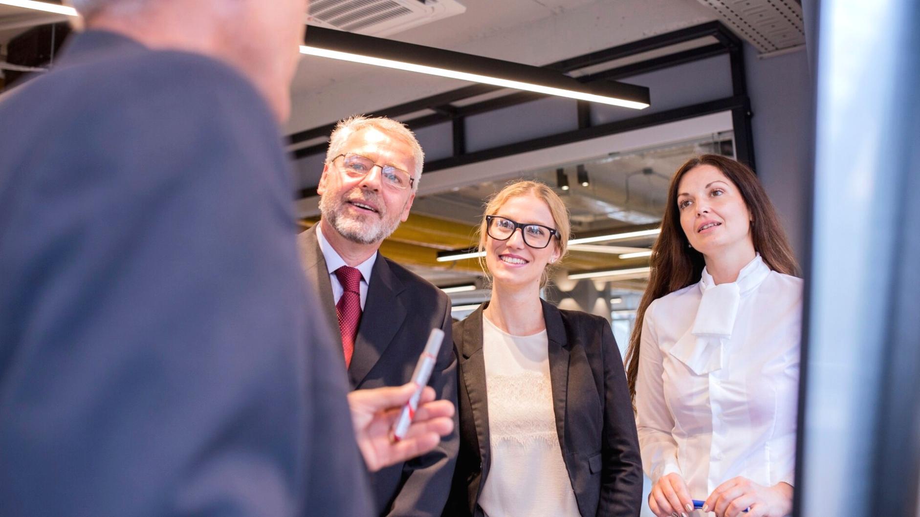 Kollaboratives Lernen in kleiner Gruppe bei Working Capital Schulung