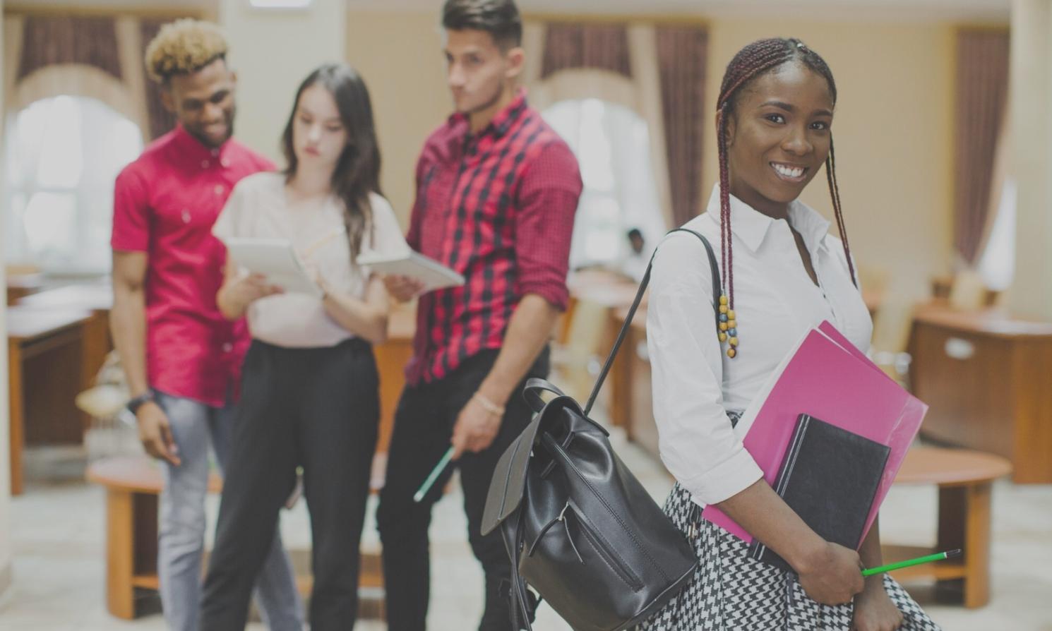 Büroumgebung mit Finanzanalysen und Diagrammen