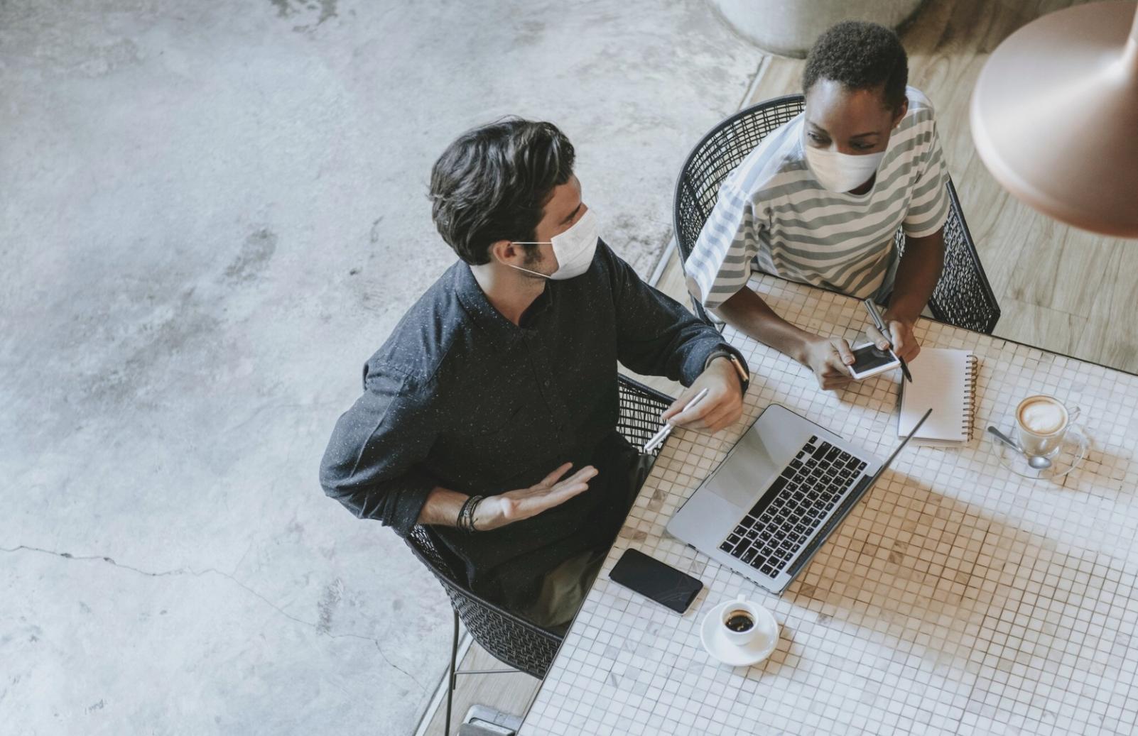 Detailaufnahme von Finanzberichten und Taschenrechner