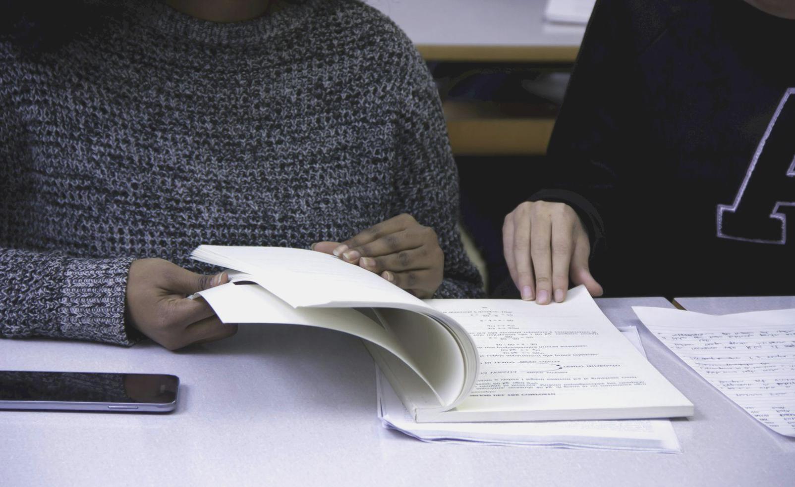Business-Meeting mit Präsentation von Finanzstrategien